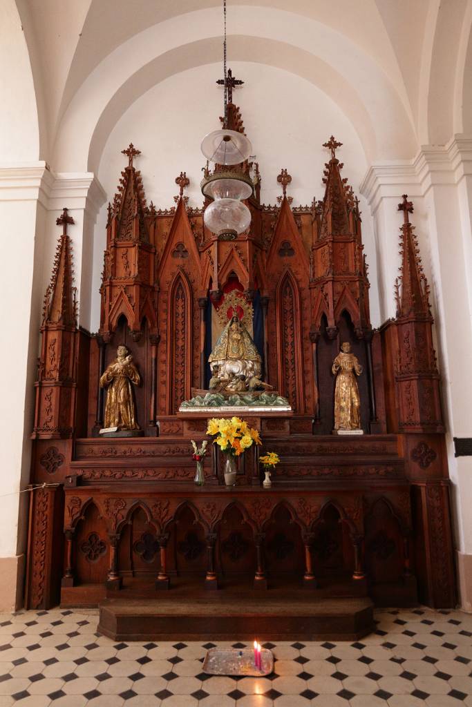 IMG_5177.JPG - Heute gehen wir in die Iglesia Santisima Trinidad hinein. Ein Seitenaltar.