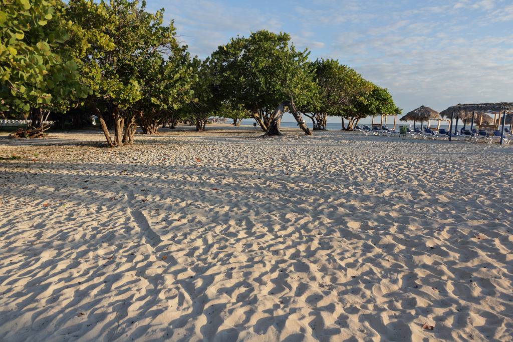 IMG_5190.JPG - Sandstrand - wenig Leute - sauber.