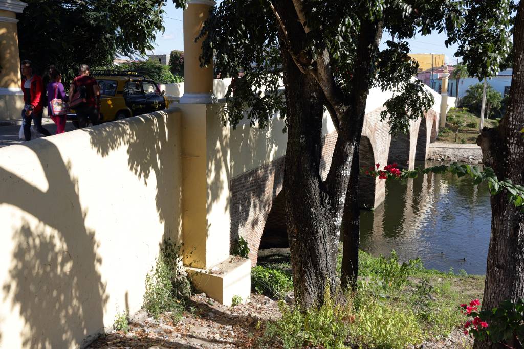 IMG_5195.JPG - 21.11.2019: Wir sind auf dem Weg nach Bayamo. Nach ca. 65 Kilometer erreichen wir Sancti Spiritus. Das ist die Puente Yayabo, eine steinerne Bogenbrücke.