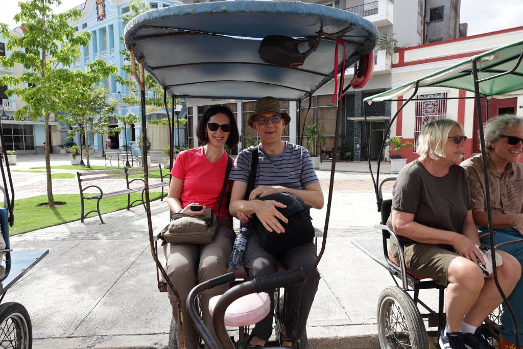 IMG_5217.JPG - Wir nehmen wieder Platz in unserem Fahrradtaxi.