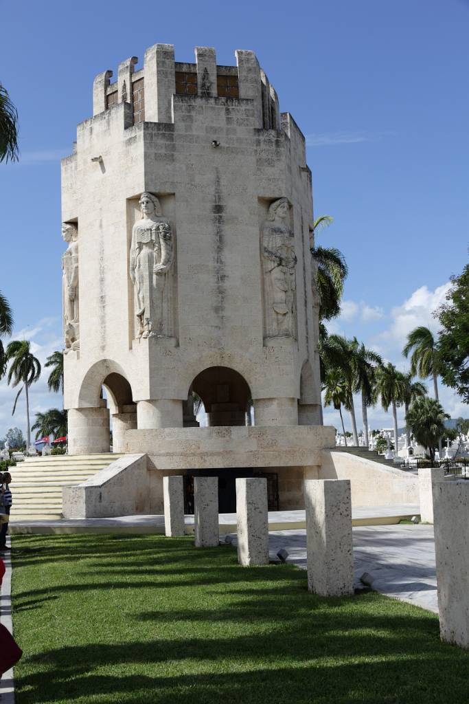 IMG_5416.JPG - Das ist das Mausoleum für Kubas Nationaldichter und Freiheitshelden José Martí.