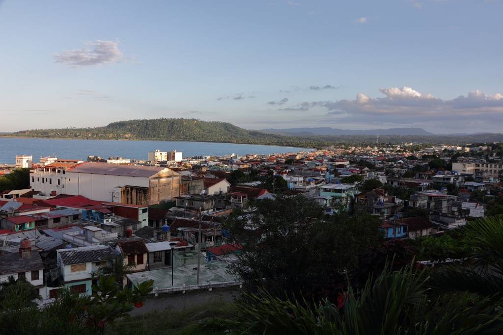 IMG_5527.JPG - Den besten Blick über Baracoa hat man vom Castillo Seboruco, in dem unser Hotel untergebracht ist. Es erhebt sich etwa 40 Meter über der Stadt. Das Fort wurde zwischen 1739 und 1742 erbaut.