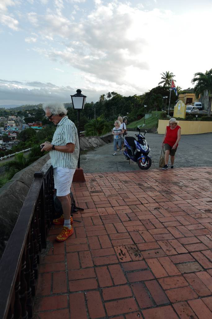 IMG_5533.JPG - Panorama von Baracoa. Noch ein Cocktail und dann - Gute Nacht.