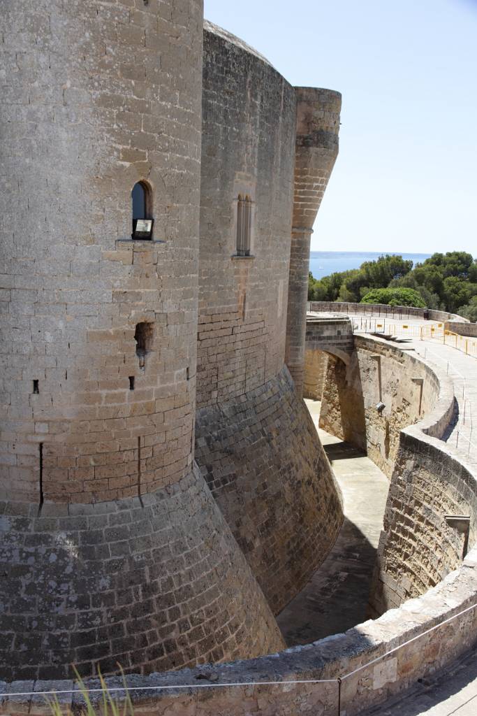 IMG_8951.JPG - Umgeben von einem 4 Meter breiten Graben hat die Burg drei Türme, die sich über den runden Teilen erheben, während sich der vierte Turm, der Torre de l’Homenatge, außerhalb des runden Baues befindet und durch eine kleine Brücke mit der eigentlichen Festung verbunden ist.