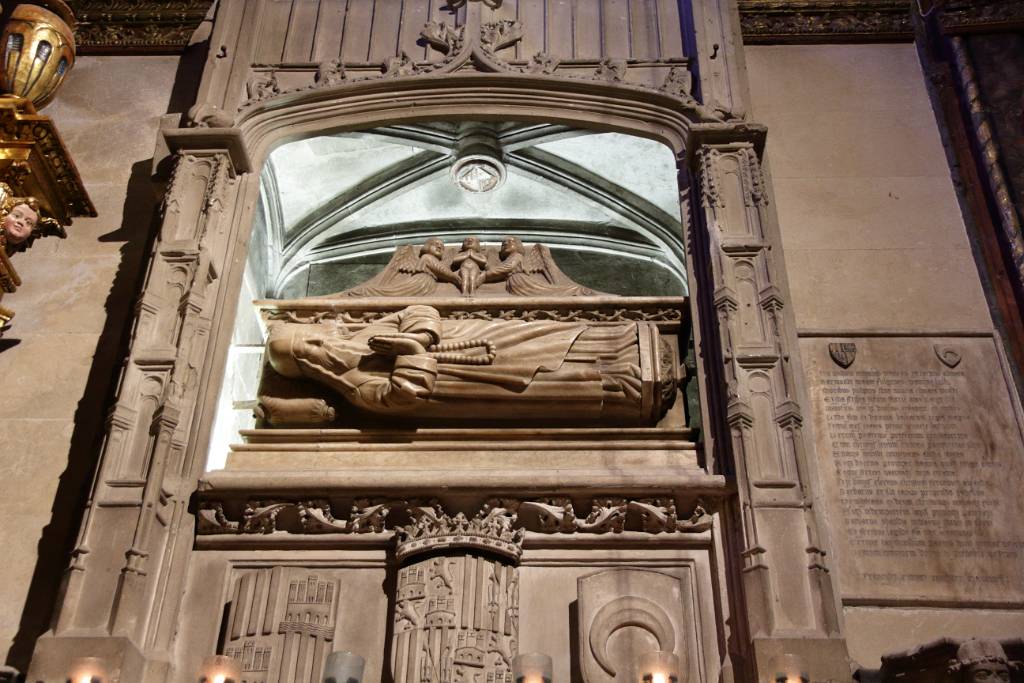 IMG_8990.JPG - Das Grab von Ramon Llull in einer Seitenkapelle.