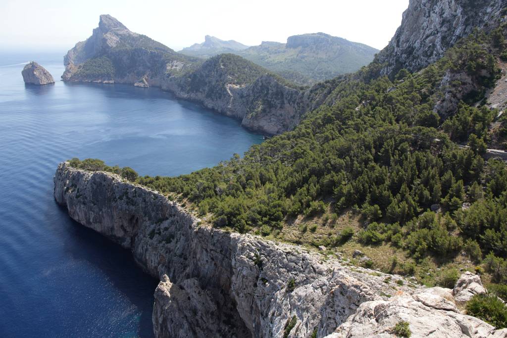 IMG_9149.JPG - Die Serra de Tramuntana endet direkt am Meer und zeigt auf diesem Kap noch ihre ganze Schönheit. Die Steilküste von Los Farollones mit der vorgelagerten Insel Illa Colomer.