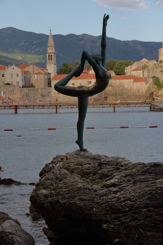 IMG_0648.JPG - Beim Hotel entlang am Meer Richtung Strand Mogren steht diese Statue.