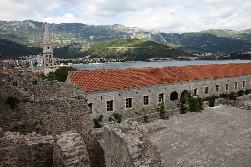 IMG_0657.JPG - Die Festung wird erstmals 1425 erwähnt. Hier befand sich eine Zeit lang der Sitz des Metropoliten von Zeta nach der Übersiedlung aus Prevlaka.