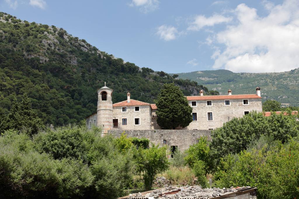 IMG_0713.JPG - 20.06.2017: Heute machen wir eine Wanderung auf einen Berg bei Budva zum Kloster Podmaine. Es liegt am Fuß der Pastrovici-Berge.