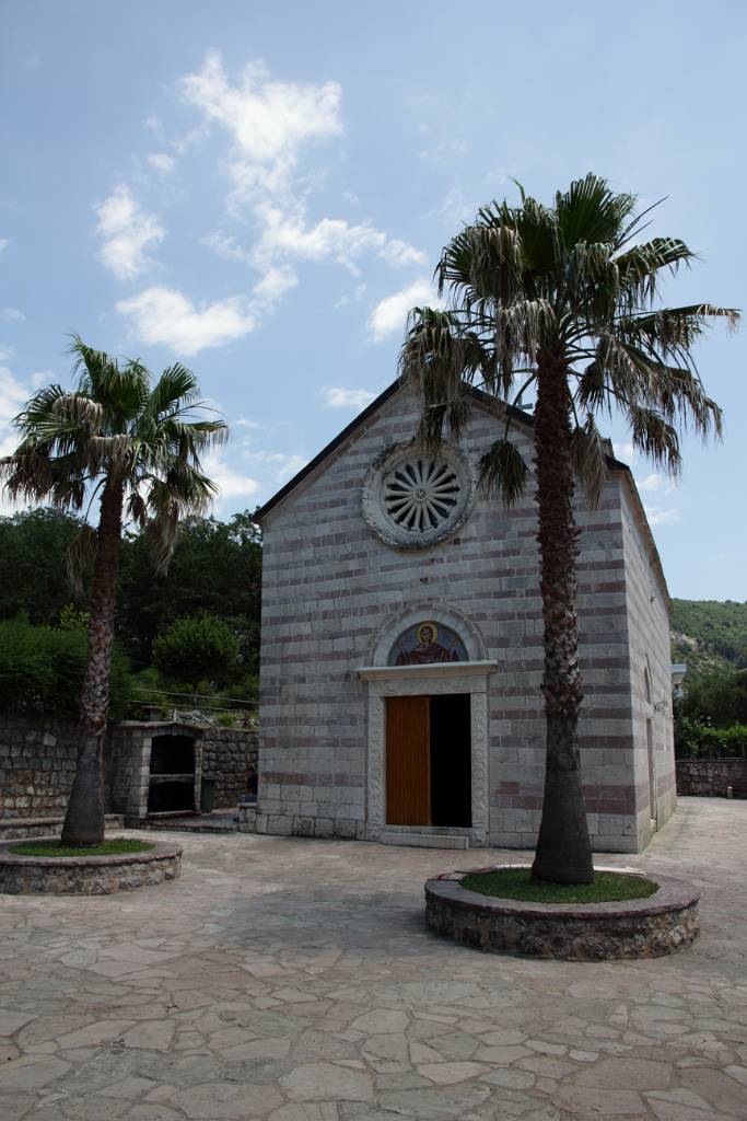 IMG_0714.JPG - Das orthodoxe Kloster liegt am Fuß der Pastrovici-Berge. Die Kirche des Klosters.