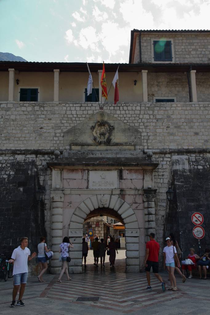 IMG_0744.JPG - Das Stadttor oder auch Seetor ist der Hauptzugang zur Altstadt von Kotor. Die Steinplatte über dem Tor mit der Gravur "21.XI.1944" erinnert an die Befreiung Kotors durch die Partisanen im 2. Weltkrieg.