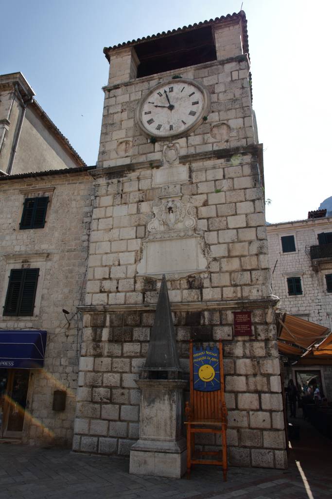 IMG_0748.JPG - Der Uhrturm ist das Symbol Kotors. Er wurde 1603 erbaut und hat 3,5 Stockwerke. Vor dem Turm der Pranger ist eine Rekonstruktion.