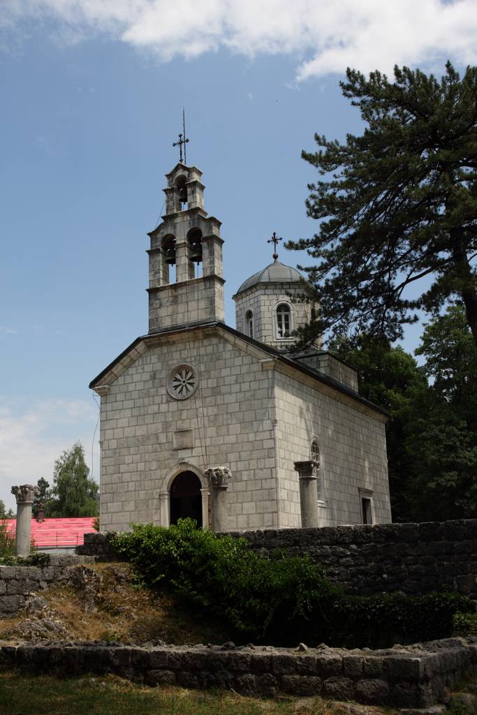 IMG_0799.JPG - Cetinje ist eine kleine sehr verträumte Stadt. Hier ist die letzte Ruhestätte von König Nikola und Königin Milena zu sehen. In Montenegro gab es nur einen König. Er regierte von 1910 bis 1918. Die Kirche heißt Rodenje Bogorodice.