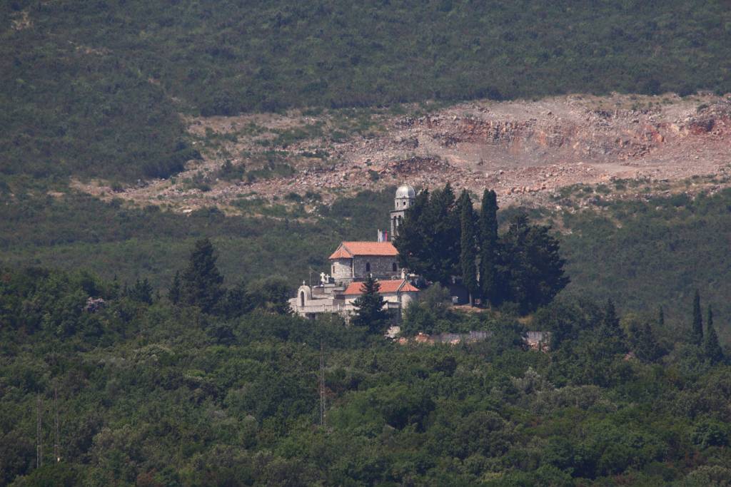 IMG_0832.JPG - Eine Kloster in der Ferne auf einem Berg.