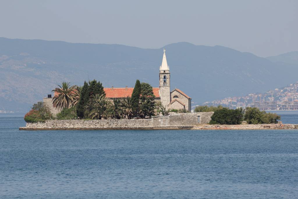 IMG_0833.JPG - Otok ist die kleinste Insel in der Tivat Bucht. Sie wird auch Kircheninsel genannt.