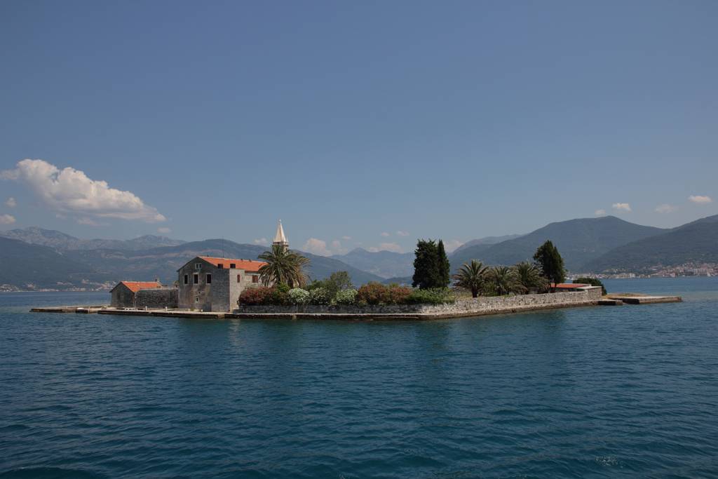 IMG_0835.JPG - Das Franziskanerkloster der Heiligen Mutter Gottes nimmt fast die ganze Insel Otok ein. Die Jesuiten sehen es allerdings nicht gern wenn ungebetene Gäste kommen.