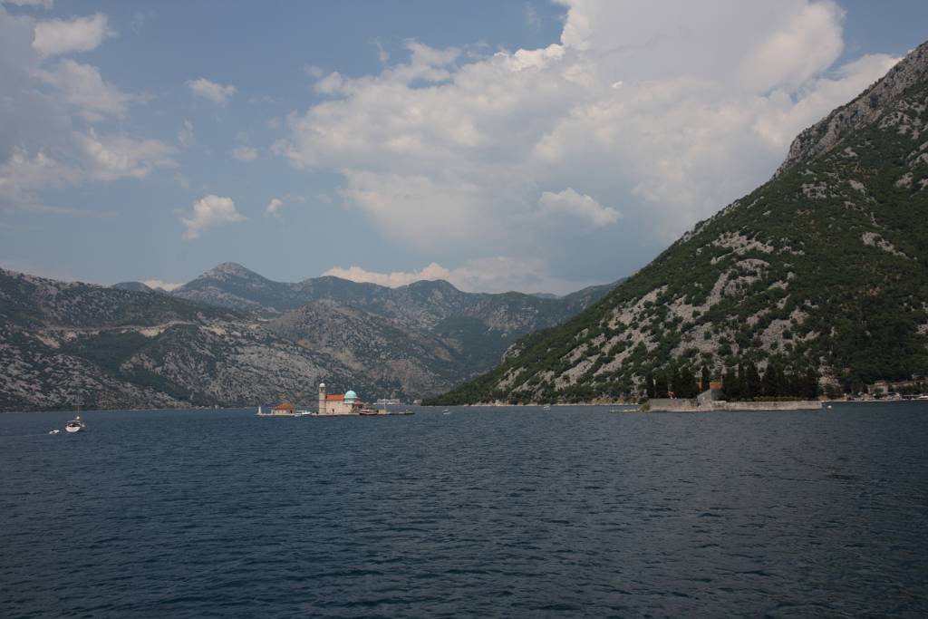 IMG_0850.JPG - Ohne Zoom ist es doch noch ein Stück. Die Insel Sveti Dorde ist auch ein Friedhof. Die beiden Inseln gehören seit 1979, ebenso wie die ganze Bucht von Kotor, zum Weltnatur- und Weltkulturerbe der UNESCO.