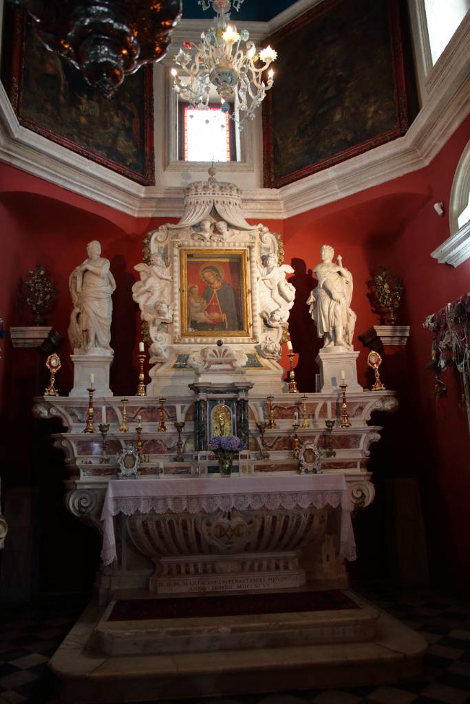 IMG_0857.JPG - Der Altar und die Statuen entstanden gegen Ende des 17. Jahrhunderts.