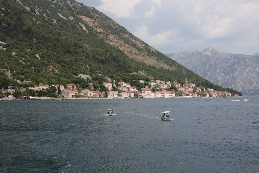 IMG_0866.JPG - Ein Blick von der Insel zum Festland nach Perast.