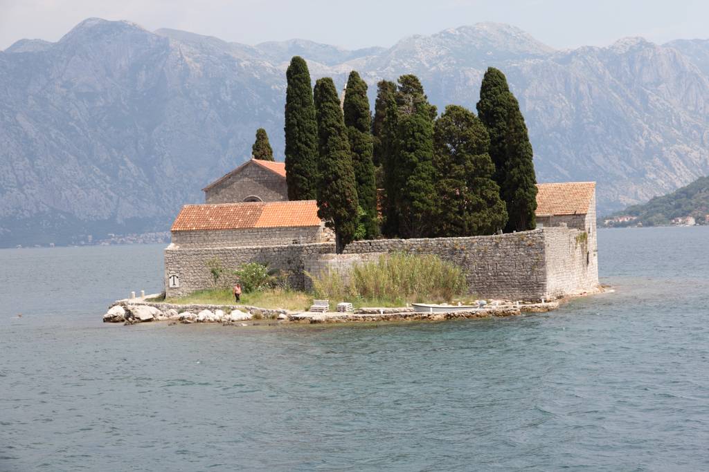 IMG_0869.JPG - Auf dem Inselchen Sveti Dorde befindet sich die über lange Zeit bedeutenste Benediktinerabtei der Bucht. Auf der Insel gibt es auch einen Garten mit Zypressen und einen alten Friedhof.