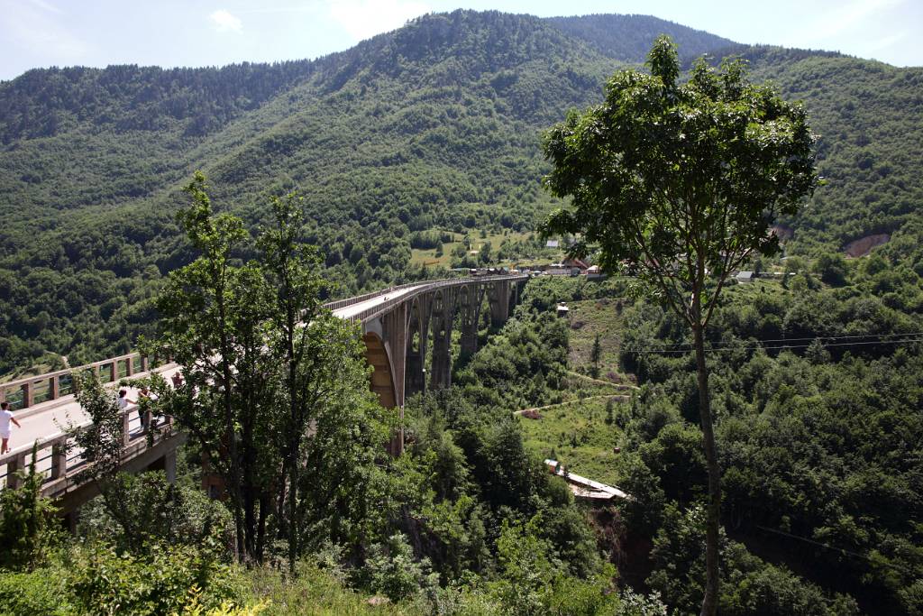 IMG_0933.JPG - Die Tara-Brücke erhebt sich mit ihren 5 Bögen 150 Meter über den Fluß.