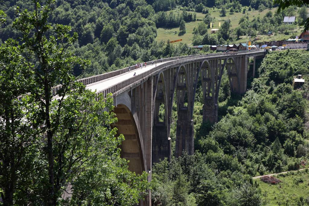 IMG_0934.JPG - Die insgesamt rund 350 Meter lange und 7 Meter breite Bogenbrücke ist eine Stahlbetonkonstruktion. Sie weist in der Hauptöffnung einen 116 Meter weit spannenden Stahlbetonbogen auf, an den sich westlich, auf der linken Flussseite vier Bögen mit Pfeilerachsabständen von jeweils 47 Metern anschließen.