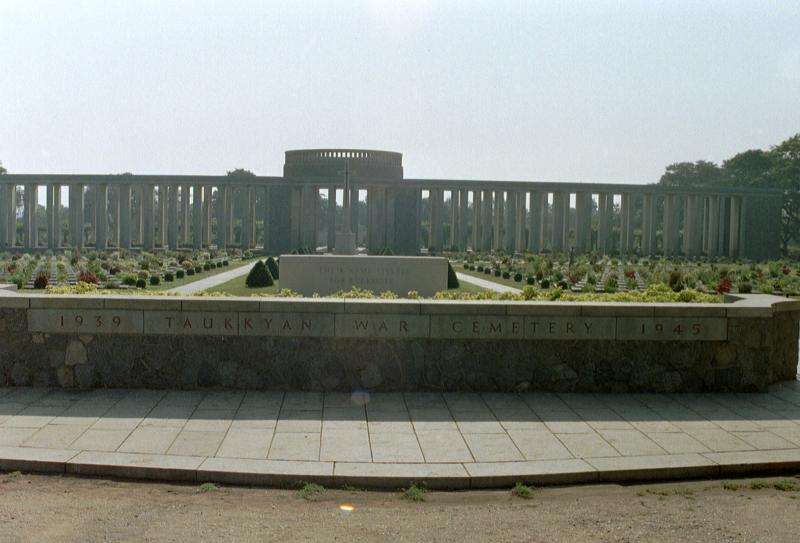 00006.jpg - Weiter ging es dann in nordöstlicher Richtung wo wir nach ca. 30 km zum Soldatenfriedhof bei Htaukkyant kamen.