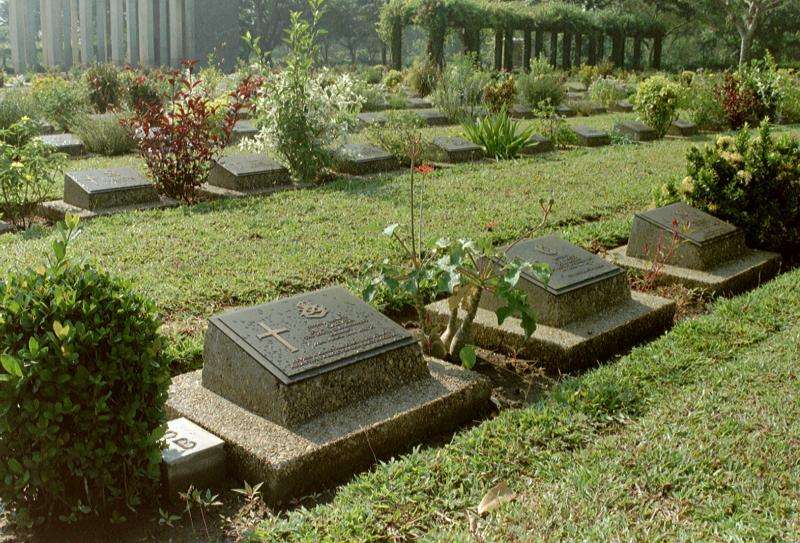 00007.jpg - Der Friedhof ist als Park angelegt und sehr gepflegt. Er ist ein beliebtes Ausflugsziel für viele Burmesen.