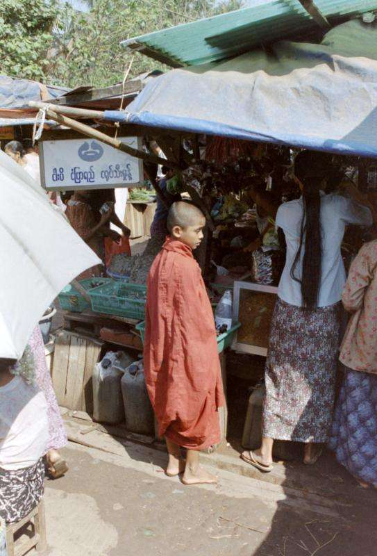 00013.jpg - Immer wieder begegnet man Mönchen jeden Alters, welche Spenden (Reis, Gemüse...) sammeln und damit im Kloster ihr Leben damit versorgen.