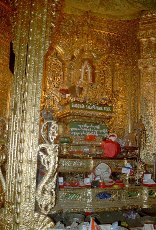00239.jpg - Hier ist in der Pagode eine echte Haar Reliquie von Buddha vorhanden. Oben unter dem Glassturz.