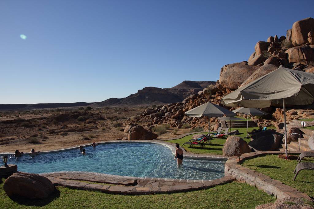 IMG_9541.JPG - Es gibt sogar einen Pool mit einem sensationellen Blick in die Wüste.