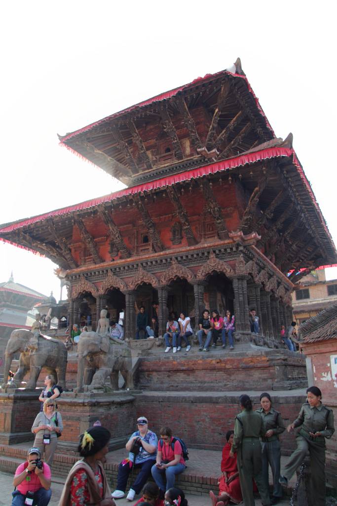 IMG_0995.JPG - Bhimsen Tempel mit Elefanten im Vordergrund.