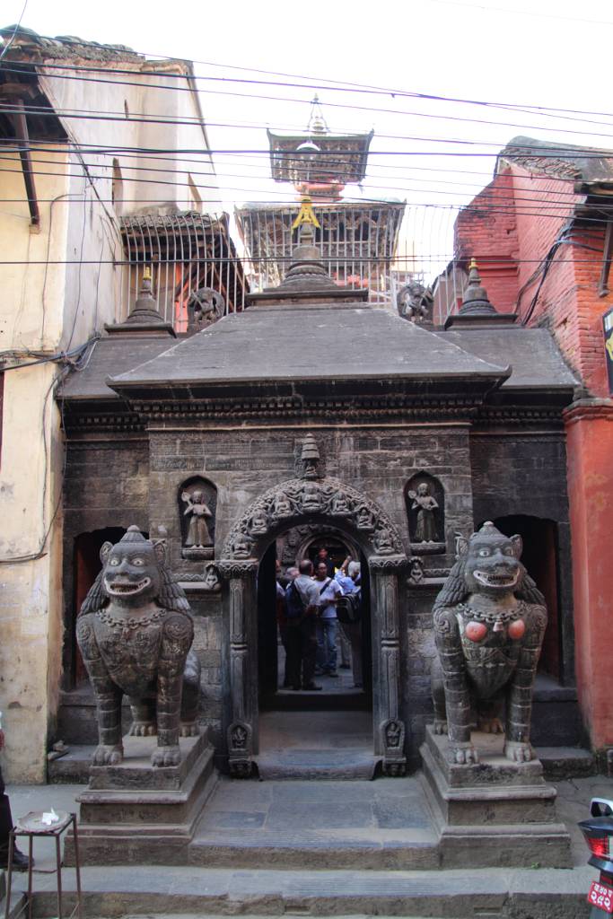 IMG_0997.JPG - Weiter geht es zum "Goldenen Tempel" von Patan.