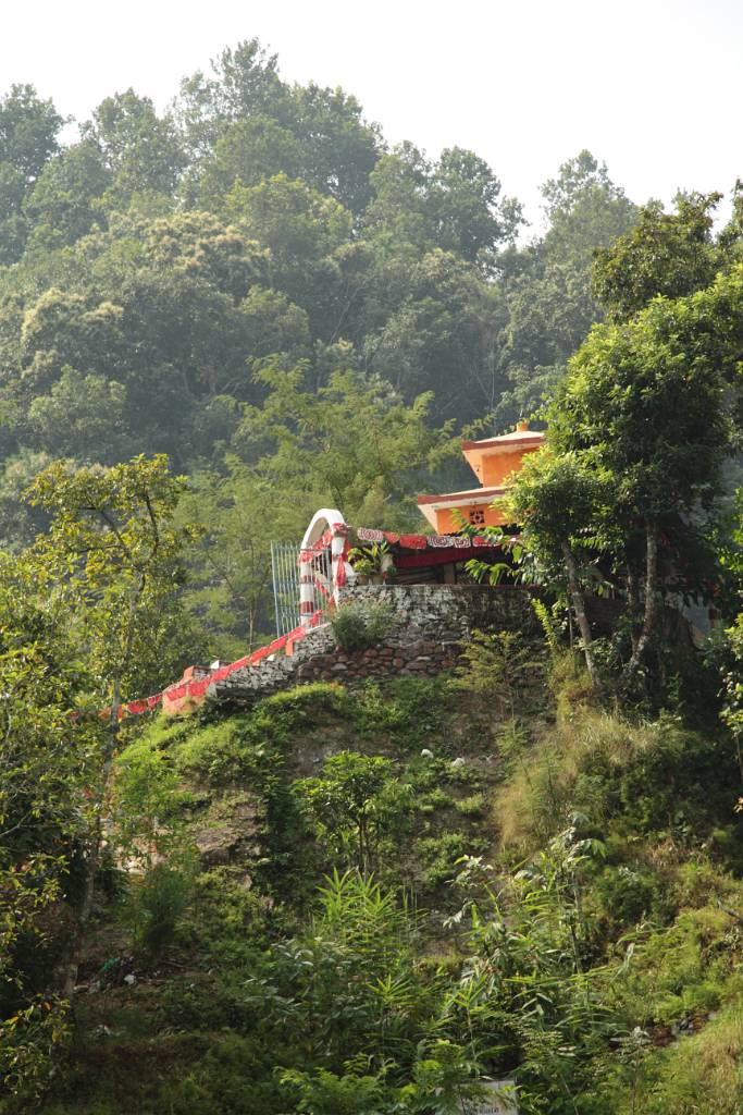 IMG_1297.JPG - Der Tempel ist auf einem kleinen Hügel gelegen. Der Aufstieg führte über viele Stufen.