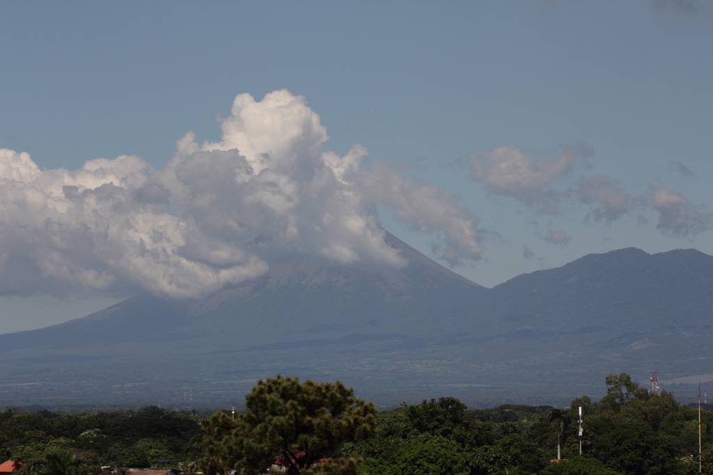 IMG_1110.JPG - Wolken hängen über einem anderen Vulkan.