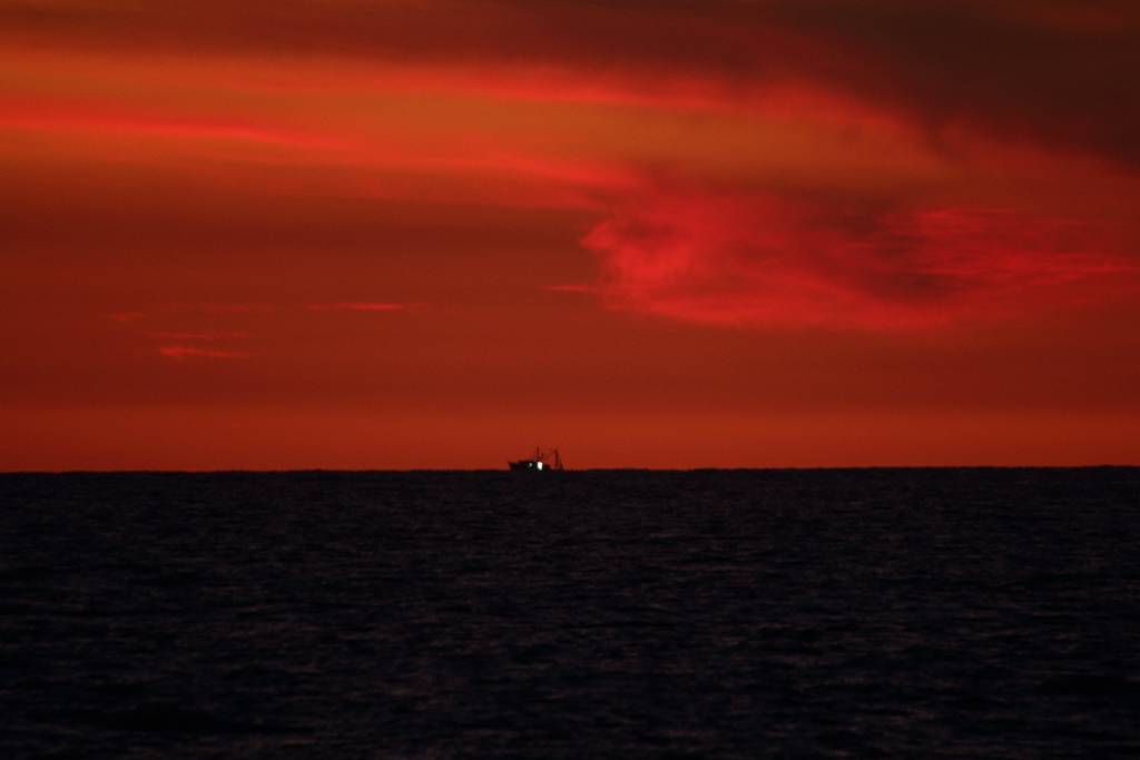 IMG_1194.JPG - Fischerboot unter Feuerwolken.