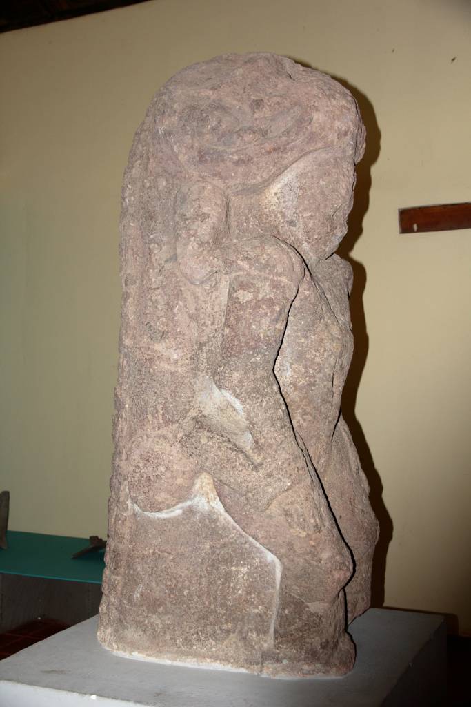 IMG_1309.JPG - Ein Skulptur mit einem Aligator am Rücken.