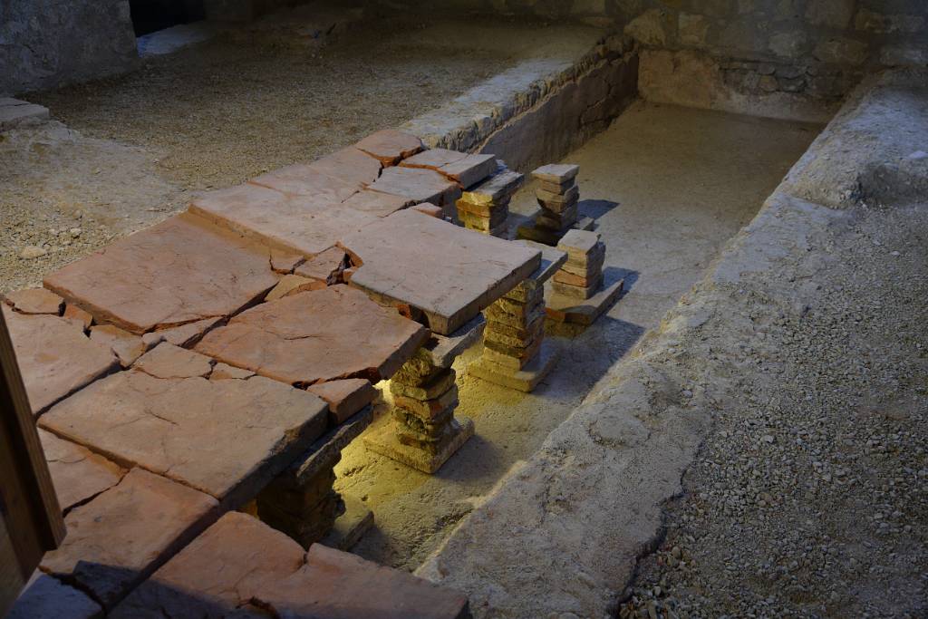 IMG_5707.JPG - So war die Bauweise der Römischen Fußbodenheizung. Der Rauch der Holzöfen wurde unter dem Fußboden durchgeleitet und dadurch wurde der Boden erwärmt.