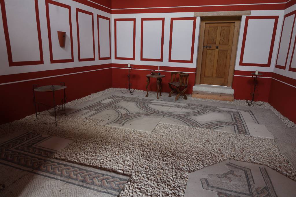 IMG_5723.JPG - Im Haus Domus Quarta befindet sich das einzige in Carnuntum erhaltene Fußbodenmosaik.