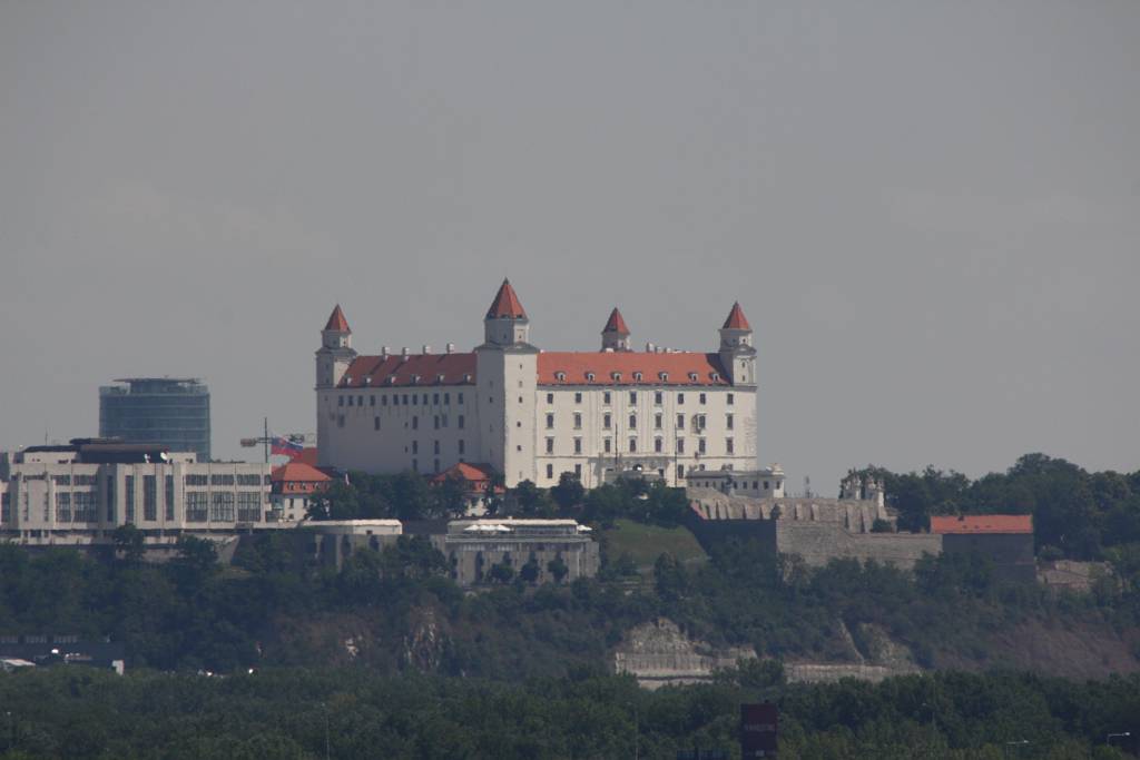 IMG_5756.JPG - Mit Zoom, die Burg von Bratislava.