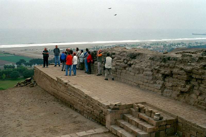 046_02_10A.jpg - Gruppe bei Sonnentempel