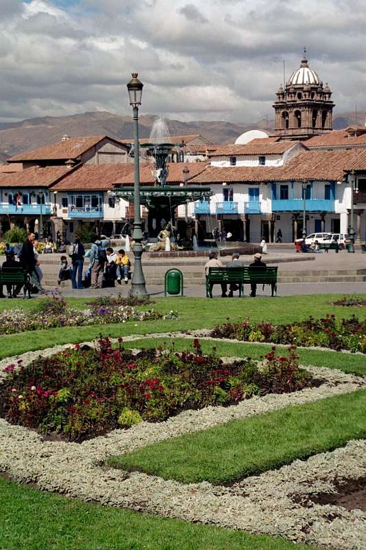 156_05_08A.jpg - Cusco Hauptplatz Brunnen