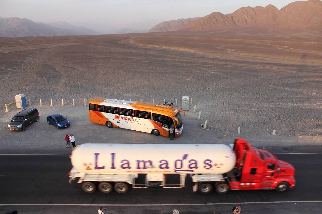 IMG_6646.JPG - ….unseren Bus und einen Lastwagen auf der Panamericana….