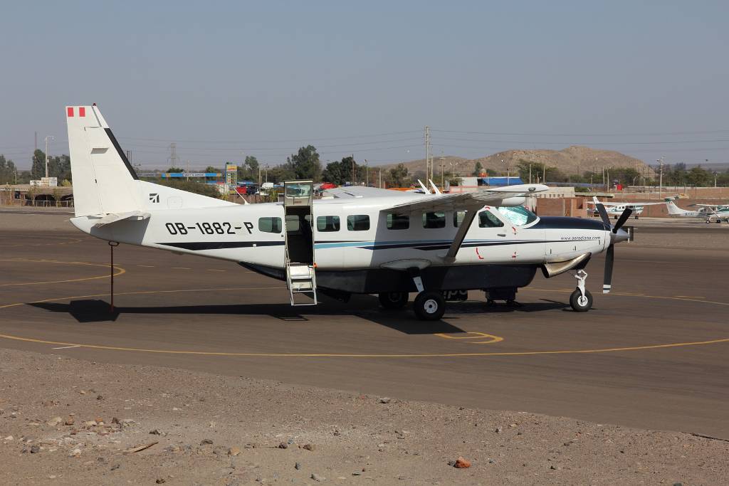 IMG_6657.JPG - Hier machen wir mit dieser Maschine einen Rundflug und wollen die Nazca Linien von oben "erforschen".