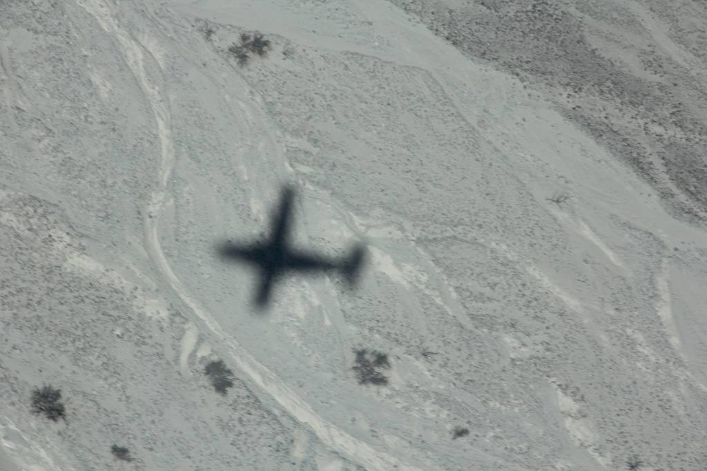 IMG_6674.JPG - Bei jedem Bild wird der Flieger 45 Grad nach rechts geneigt und es wird in einer engen Kurve umflogen, damit ich runtersehe. Dann wird der Flieger nach links geneigt und wieder eine enge Kurve um das Bild geflogen, da sehe ich dann nur Himmel.