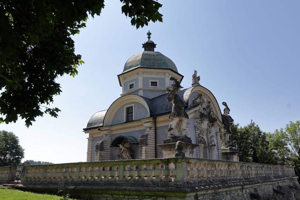 IMG_5912.JPG - Das Mausoleum befindet sich auf einer künstlich angelegten Terrasse auf dem Schlossberg. Erbaut wurde es von 1609 bis 1693. Es zählt zu den Hauptwerken manieristischer Architektur in Österreich. Hier sind zwei kaiserliche Offiziere und ein Fürst Erzbischof bestattet.