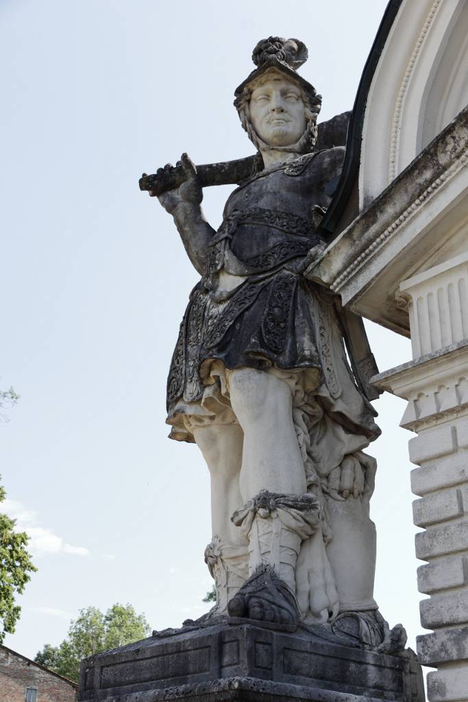 IMG_5918.JPG - Gigantische, 9 Meter hohe antike Helden, dienen als Grabwächter links….
