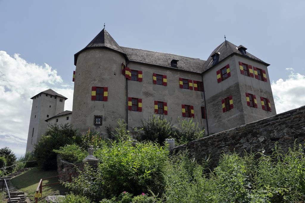 IMG_5936.JPG - Die Burg wurde um das Jahr 1200 über dem Tal der Güns erbaut und trug anfangs den Namen Leuca.