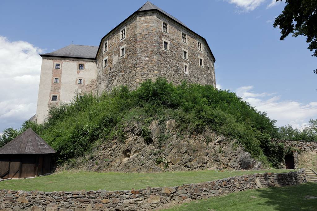 IMG_5938.JPG - Der Burgberg ist von einer Ringmauer umgeben, die größtenteils aus dem 15. und 16. Jahrhundert stammt.