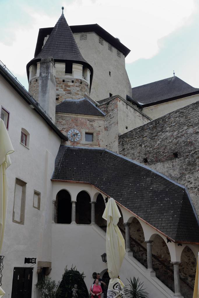 IMG_5940.JPG - Wir beginnen unsere Besichtigung im Unteren Burghof. Hier befindet sich auch das Burghotel. Über den romanischen Stiegenaufgang gehen wir in die Burg.